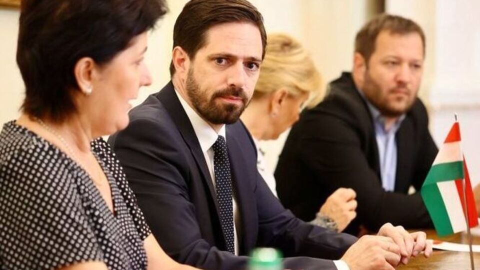 Угорщина не надаватиме своєї зброї, але треті країни можуть користуватися її територією для постачання Україні, зазначив Мадяр (другий ліворуч)