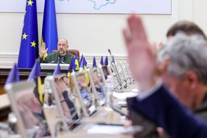 Правительство направит в Раду законопроект о ратификации соглашения между Украиной и Турцией о сотрудничестве в авиационной и космической отраслях, отметил Шмыгаль (слева)