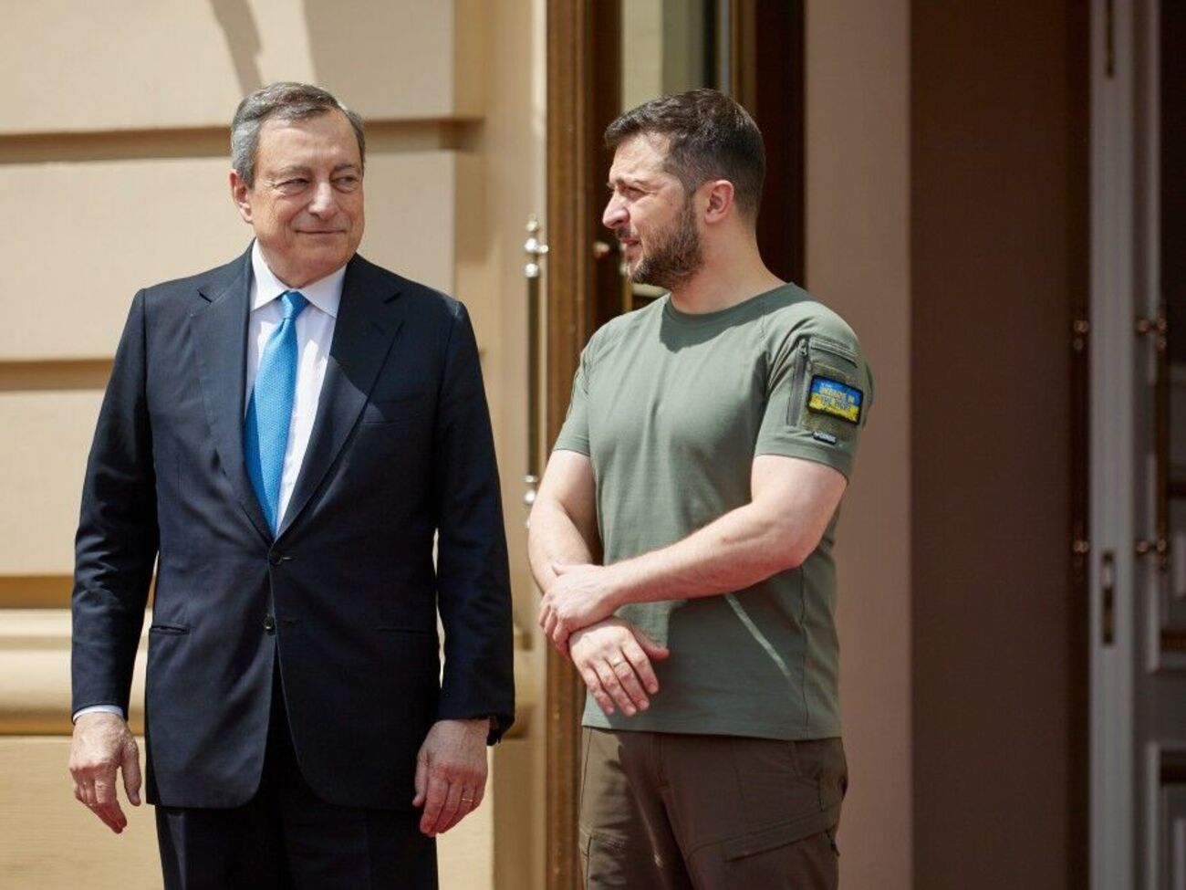 Зеленський (праворуч) наголосив на вагомому особистому внеску Драґі&nbsp;у наданні Україні статусу країни &ndash; кандидата на вступ до ЄС