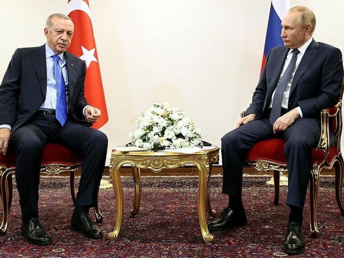 Путін (праворуч) подякував Ердогану за посередницькі зусилля Туреччини щодо розблокування експорту зерна з морських портів України