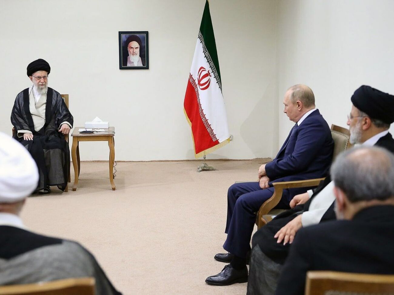 Путіна та Хаменеї під час зустрічі розділяла солідна дистанція, і президент РФ знову став героєм мемів