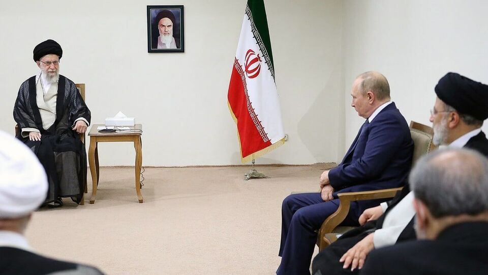 Путіна та Хаменеї під час зустрічі розділяла солідна дистанція, і президент РФ знову став героєм мемів