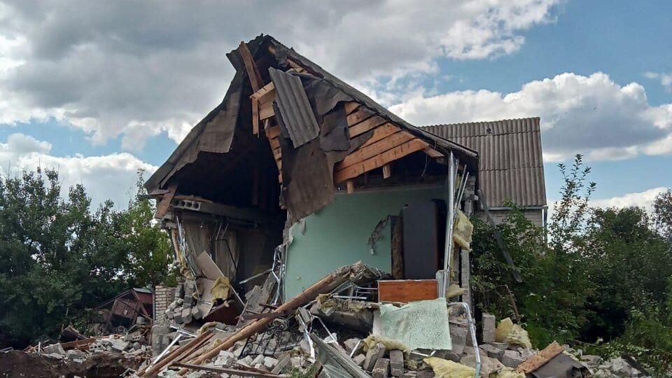 Оккупанты разрушили частный дом в Славянске, где проживали местные жители, отметил Кириленко