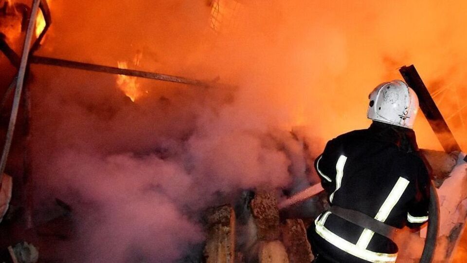 Унаслідок влучання ворожої ракети сталося загоряння сміття і старого складського приміщення, зазначили в Одеській РДА