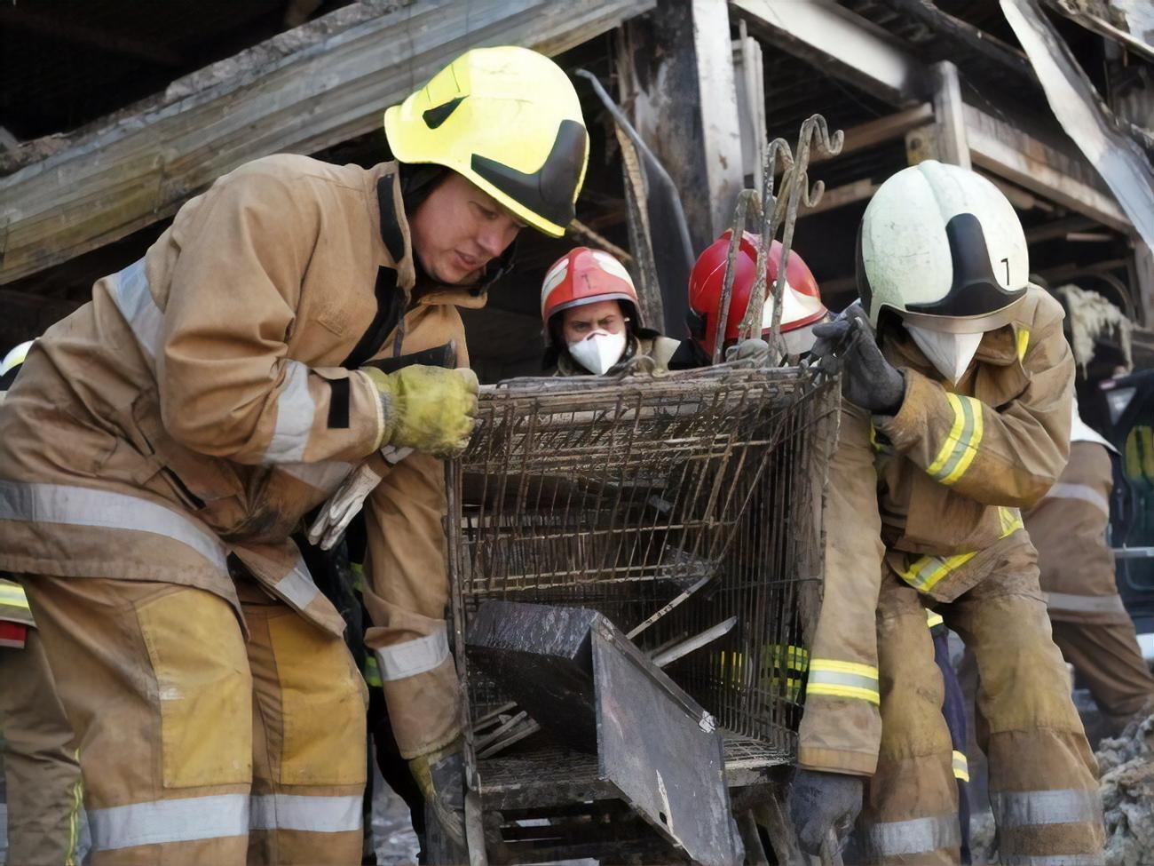 Поисково-спасательные работы в разрушенном ракетой торговом центре завершены