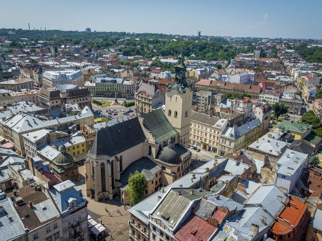 Власти Львова рассматривают вариант формирования резервных добровольческих батальонов, отметил Садовый