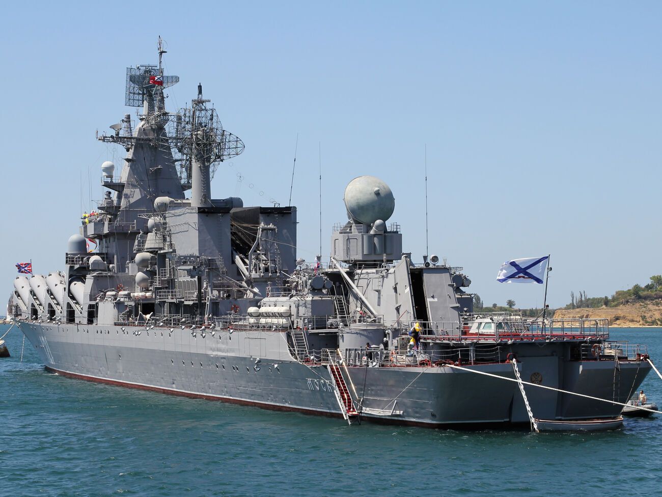 Шкребцу сказали, что его сын, служивший на "Москве", "в море где-то"