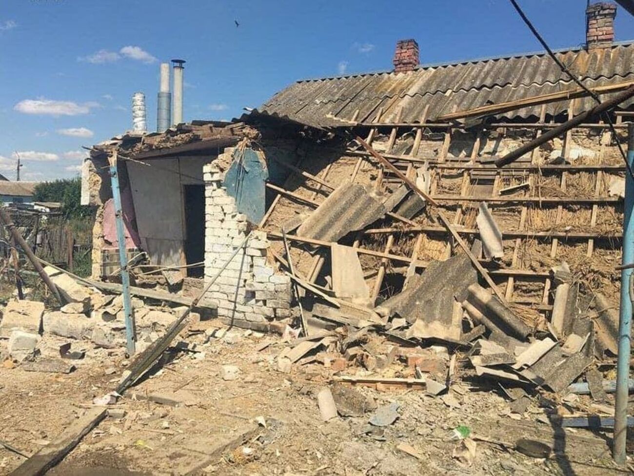 За словами Замазєєвої, пошкоджено багато житлових будинків, а також сталося займання полів із зерновими