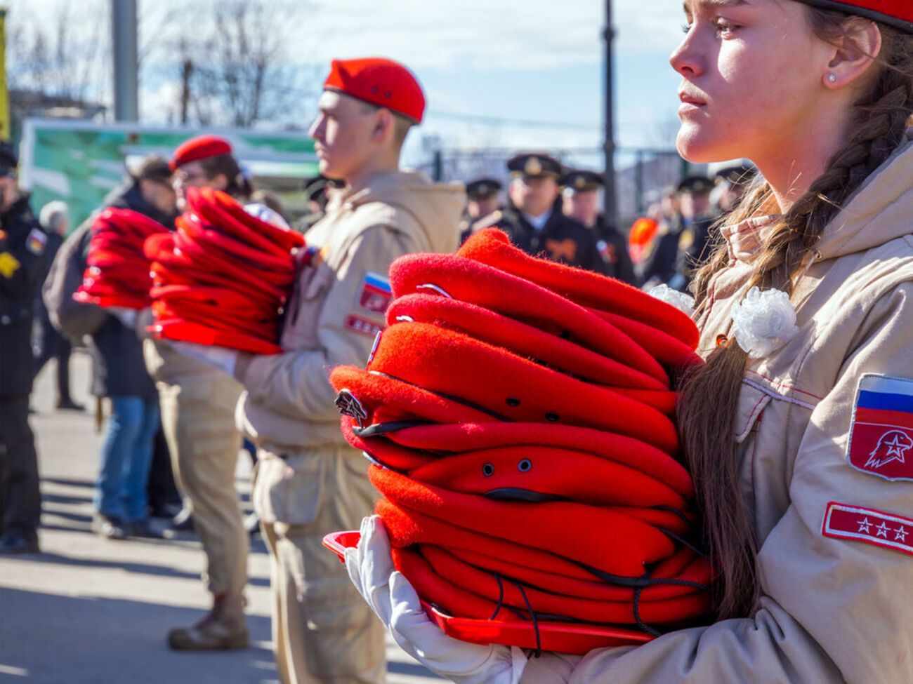В России с 2016 года действует движение "Юнармия", куда зачисляют подростков с восьми лет