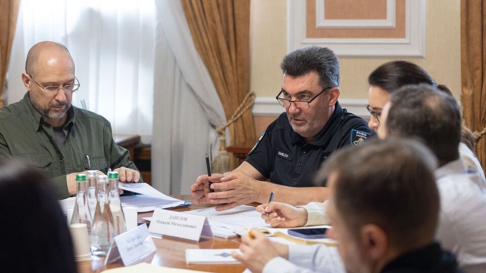 Данилов провел совещание по вопросу выполнения требований закона об олигархах