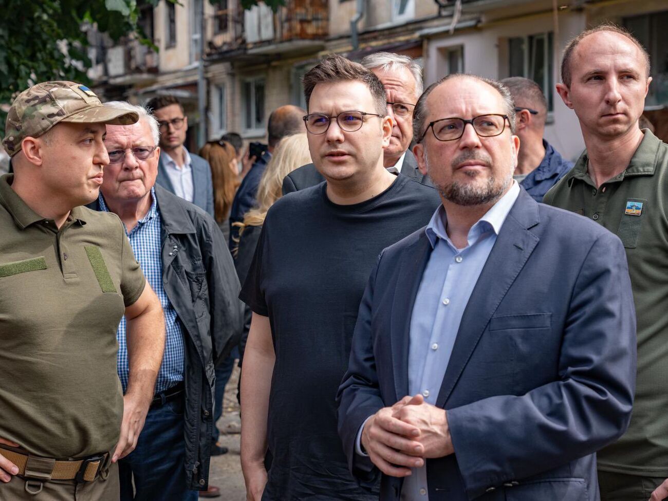 Шалленберг и Липавский (второй и третий справа) посетили освобожденные от оккупантов Ирпень и Гостомель