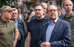 Шалленберг и Липавский (второй и третий справа) посетили освобожденные от оккупантов Ирпень и Гостомель