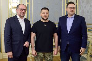 Зеленский поблагодарил Шалленберга (слева) и Липавского (справа) за теплый прием и помощь украинцам, которые из-за войны выехали в Австрию и Чехию