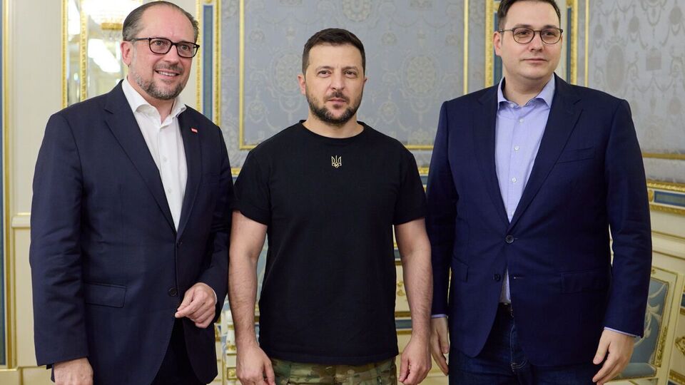 Зеленський подякував Шалленбергу (ліворуч) та Ліпавському (праворуч) за теплий прийом та допомогу українцям, які через війну виїхали до Австрії та Чехії
