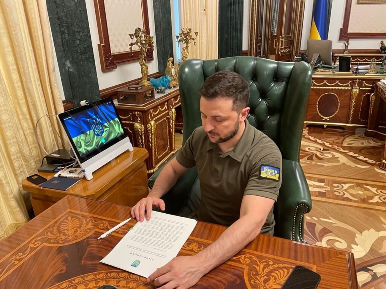Зеленский (на фото) подписал указ о назначении Петрова&nbsp;главой управления СБУ в Черновицкой области