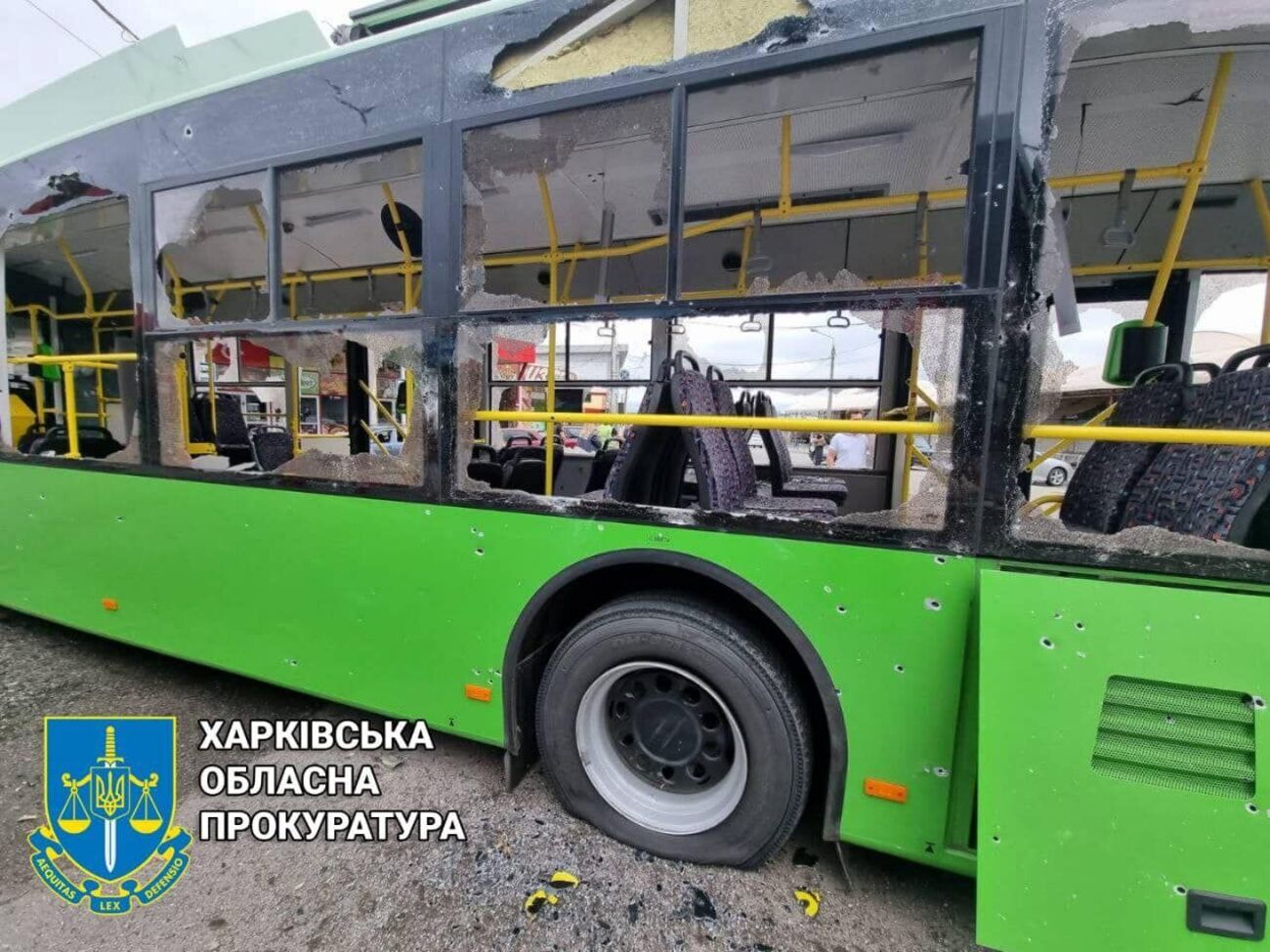 РФ снова обстреляла в Харькове остановку общественного транспорта, десятки людей ранены