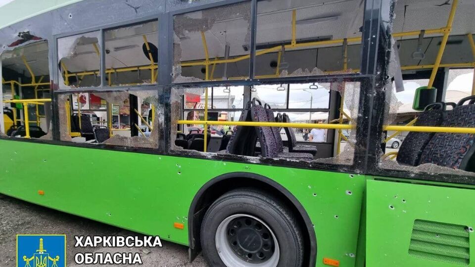 РФ снова обстреляла в Харькове остановку общественного транспорта, десятки людей ранены