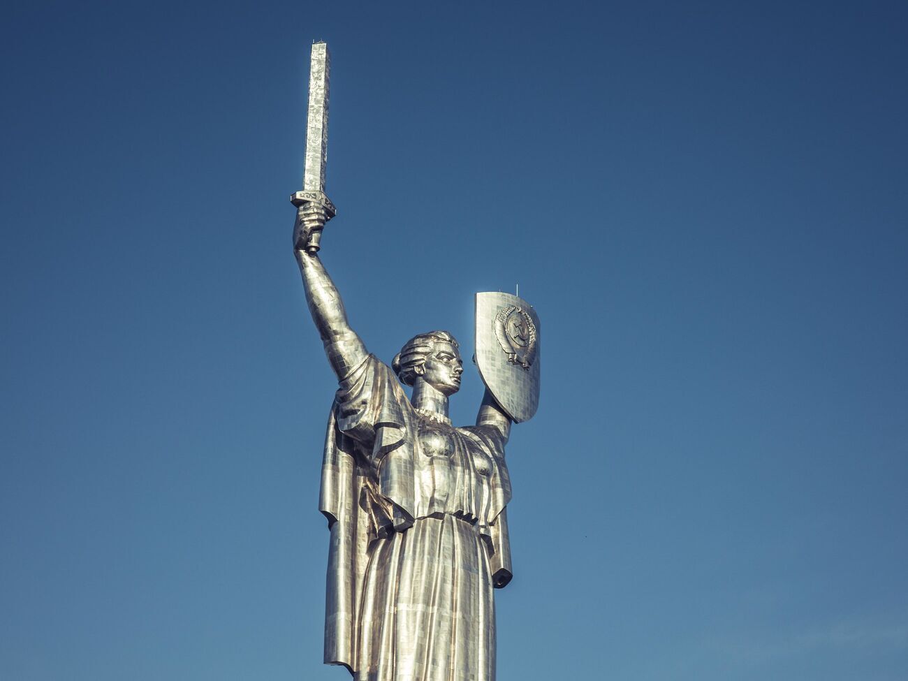 На щите монумента "Родина-мать" установят трезубец