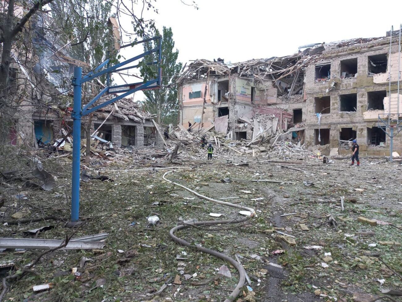 Рятувальники розчистили та розібрали вже майже 110 тонн зруйнованих елементів будівлі школи у Краматорську, зазначили у ГУ ДСНС у Донецькій області