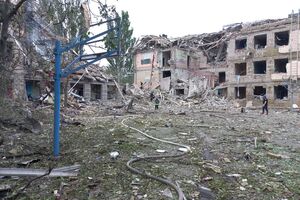 Спасатели расчистили и разобрали уже около 110 тонн разрушенных элементов здания школы в Краматорске, отметили в ГУ ГСЧС в Донецкой области