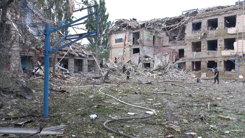Рятувальники розчистили та розібрали вже майже 110 тонн зруйнованих елементів будівлі школи у Краматорську, зазначили у ГУ ДСНС у Донецькій області