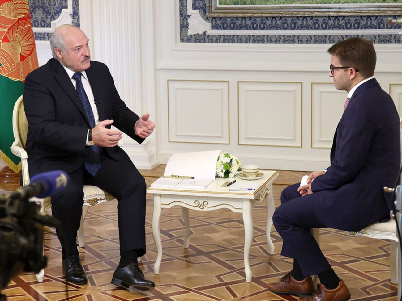 Лукашенко (слева на фото) сказал, что Порошенко и Зеленский якобы толкали Украину к войне