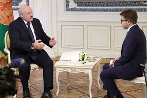 Лукашенко (слева на фото) сказал, что Порошенко и Зеленский якобы толкали Украину к войне