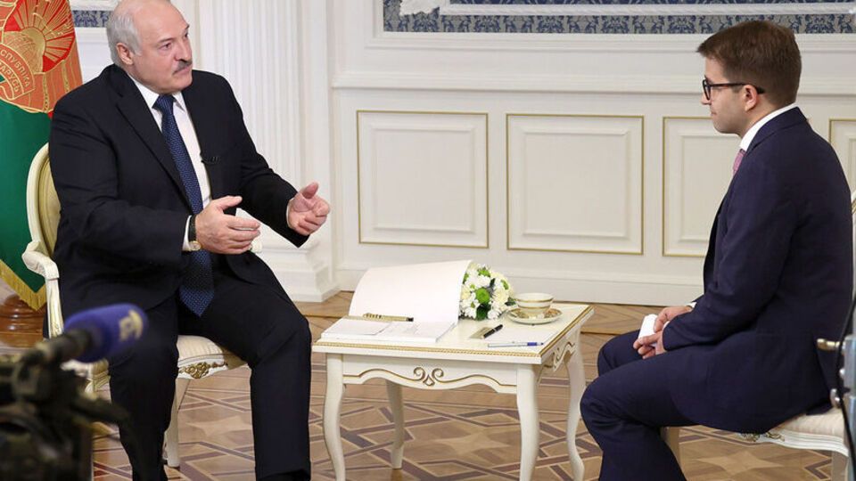 Лукашенко (слева на фото) сказал, что Порошенко и Зеленский якобы толкали Украину к войне