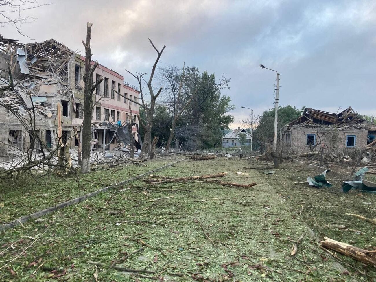 Ворог вражає снарядами, крилатими ракетами, засобами РСЗВ житлові масиви, інфраструктурні та соціальні об'єкти, зазначили у Краматорській міськраді