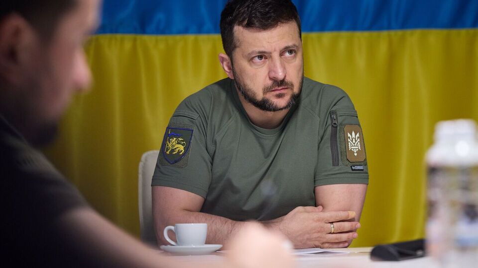 Участники заседания ставки верховного главнокомандующего обсудили текущую ситуацию на передовой вокруг Украины, отметил Зеленский