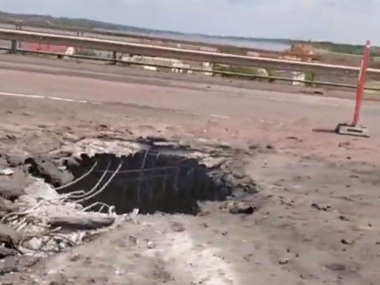 Оккупанты уже фактически сутки не могут перебрасывать тяжелую технику по поврежденному Антоновскому мосту, сообщают в облсовете