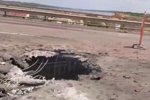 Оккупанты уже фактически сутки не могут перебрасывать тяжелую технику по поврежденному Антоновскому мосту, сообщают в облсовете