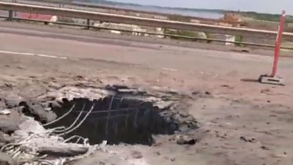 Окупанти вже фактично добу не можуть перекидати важку техніку пошкодженим Антонівським мостом, повідомляють в облраді