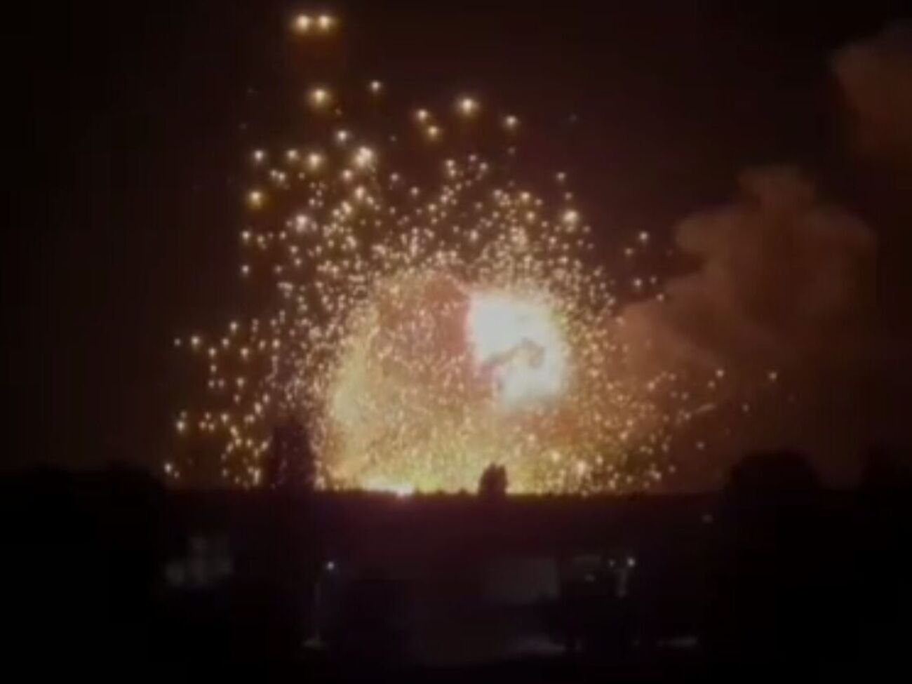 ВСУ нанесли ряд результативных ударов по складам россиян в Новой Каховке, мэр города говорит, что общался с его жителями после взрывов