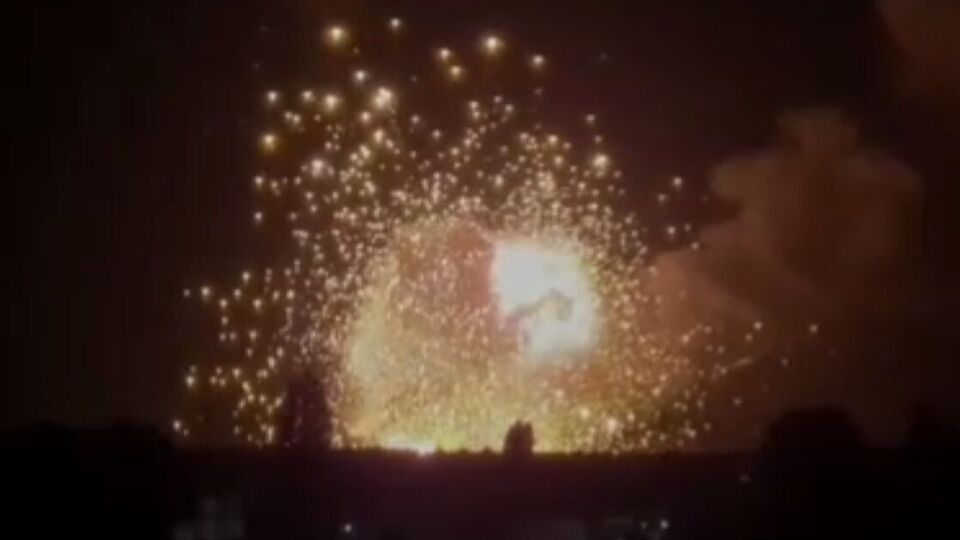 ЗСУ завдали низки результативних ударів по складах росіян у Новій Каховці, мер міста каже, що спілкувався з його жителями після вибухів