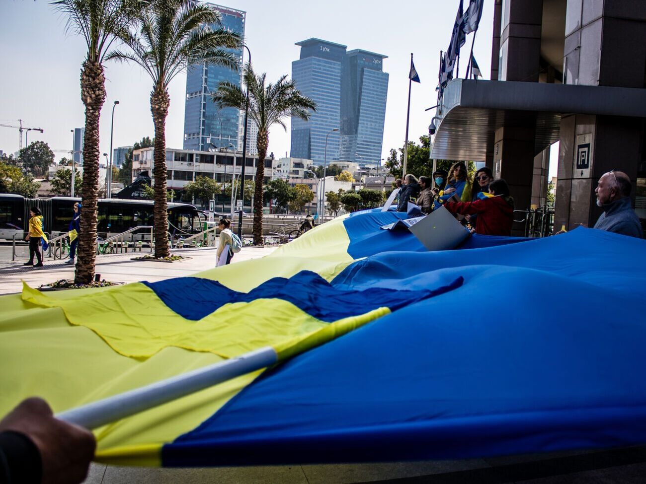 В Израиле заявили, что вынуждены проявлять осторожность, помогая Украине, из-за собственной войны и "чувствительных отношений с Россией"