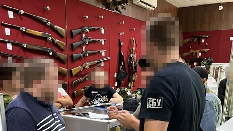 В офисах и на складах сети провели обыски, амуницию изъяли и передали украинским военным, говорят в СБУ
