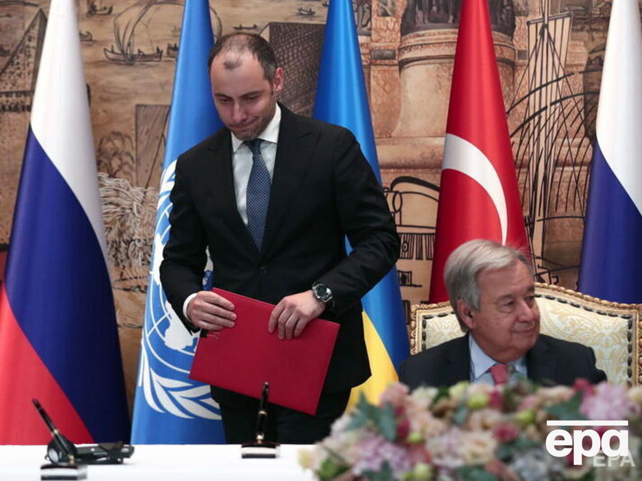 Угоду про безпечне транспортування зерна від імені України підписав Кубраков (ліворуч)