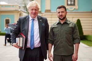 Нову програму навчання українських військових у Великобританії запропонував 17 червня Зеленському (праворуч) під час візиту до України Джонсон