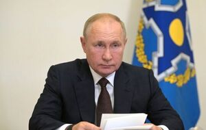 Возраст и отрыв от реальности плохо повлияли на психическое здоровье Путина, считает Арестович