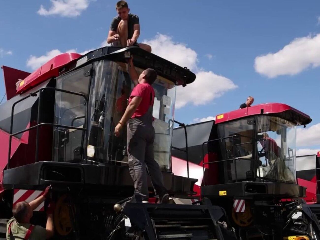 Россия пригонит на временно захваченную территорию Херсонской и Запорожской областей комбайны из оккупированного Крыма, отметил Братчук