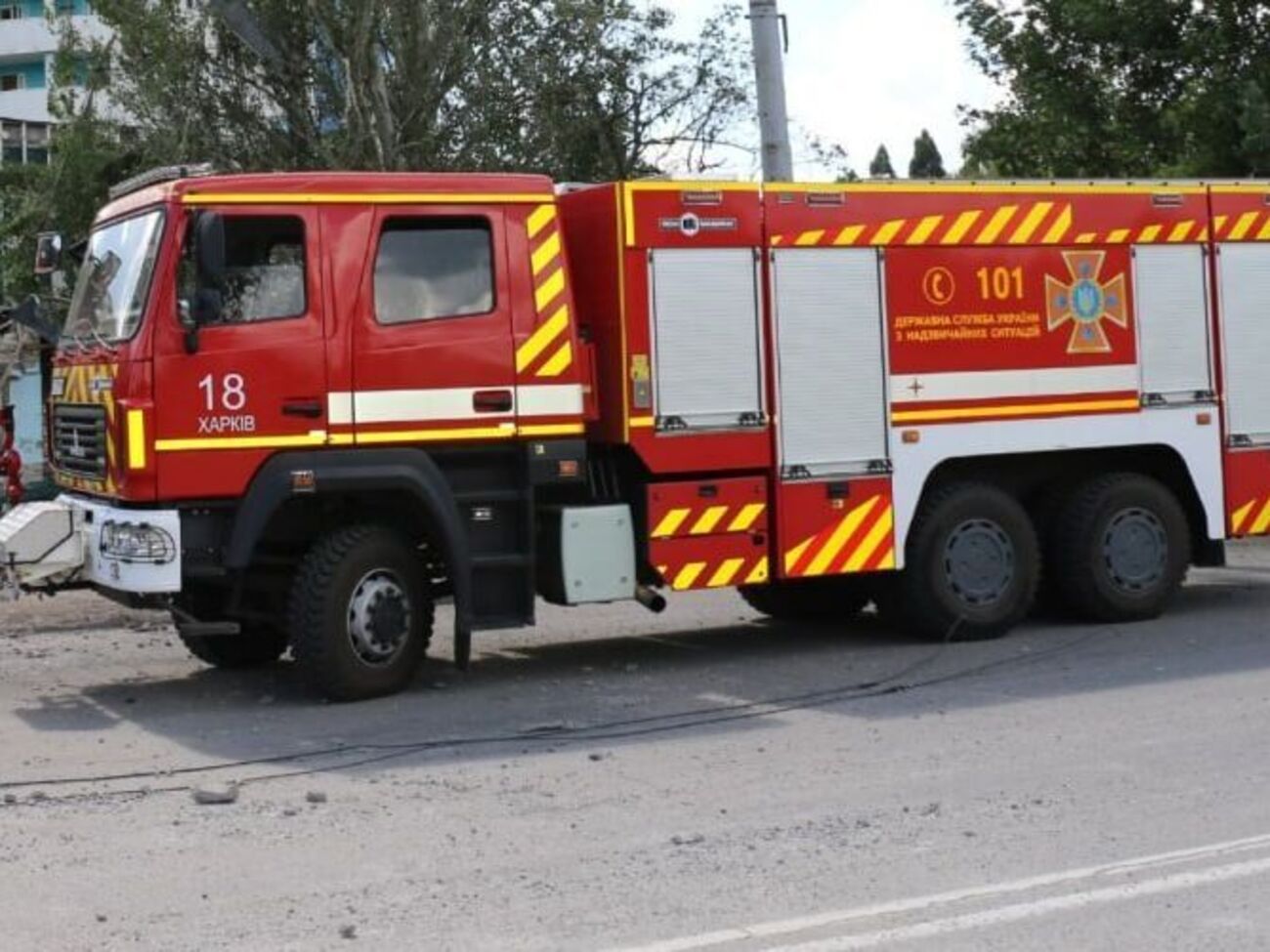 На месте обстрела уже работают спасатели