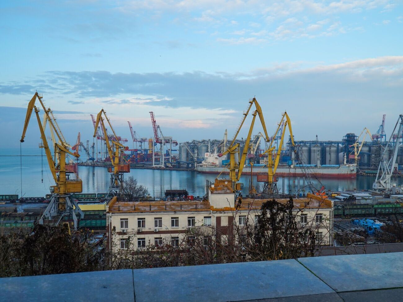 Украине необходимо экспортировать зерно морским путем, подчеркнули в Мининфраструктуры