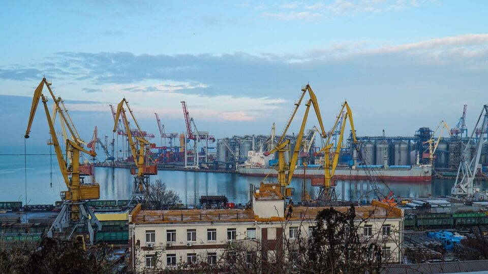 Украине необходимо экспортировать зерно морским путем, подчеркнули в Мининфраструктуры