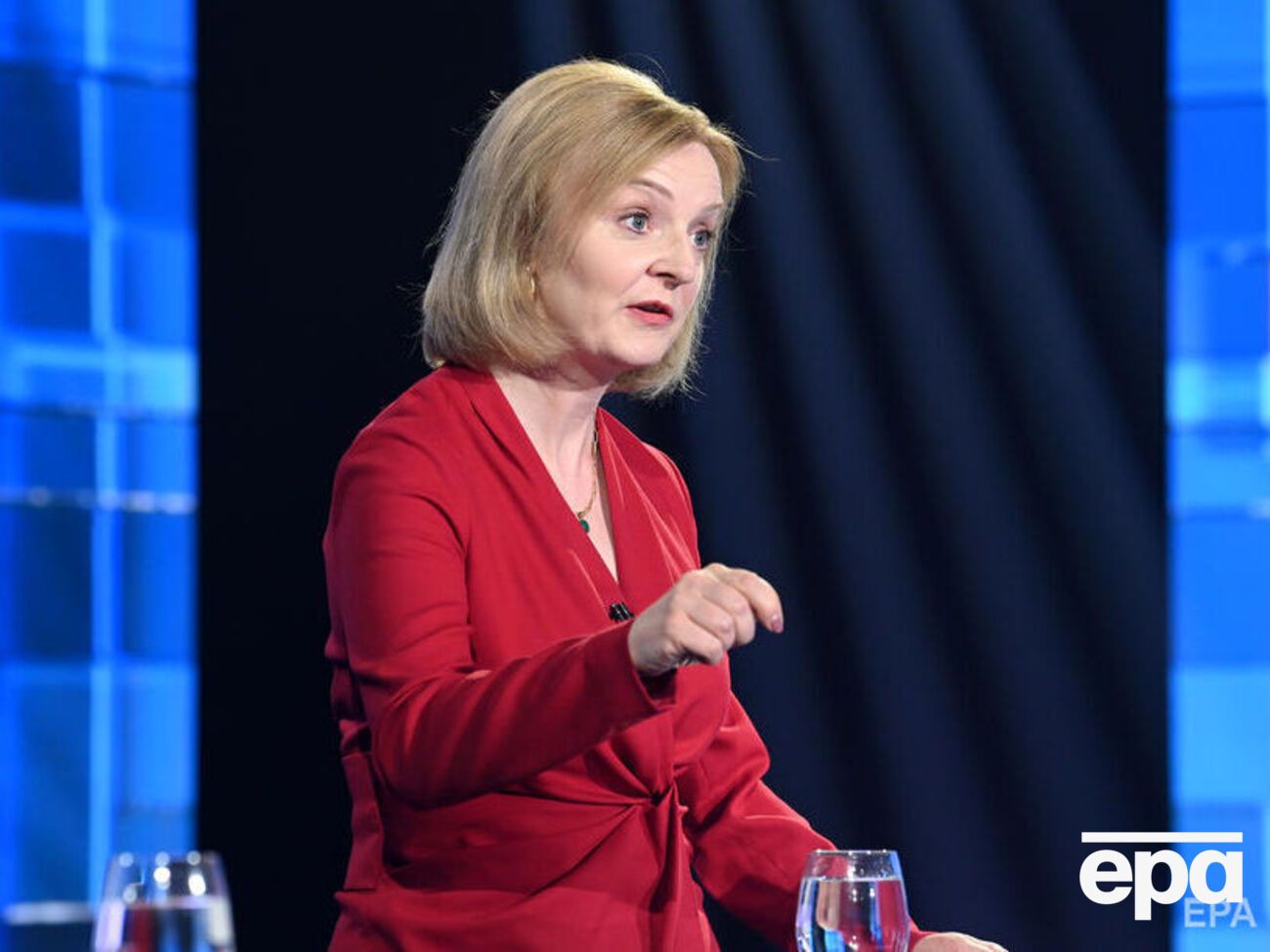 Великобританія вже надала Україні різної допомоги на суму понад &pound;4 млрд, зазначила Трасс