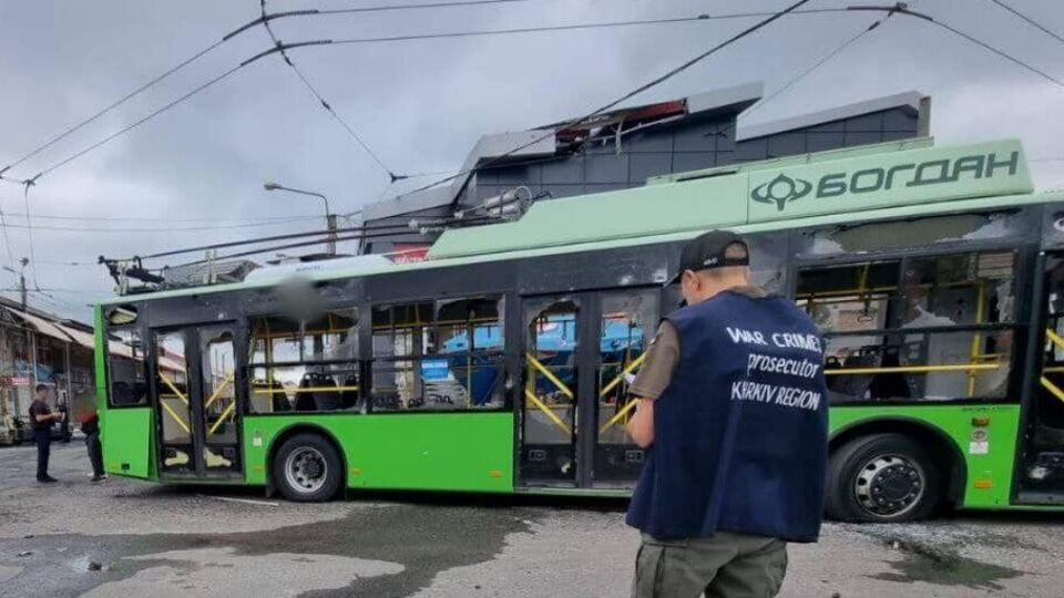 Россияне два дня подряд обстреливали остановки общественного транспорта в Харькове