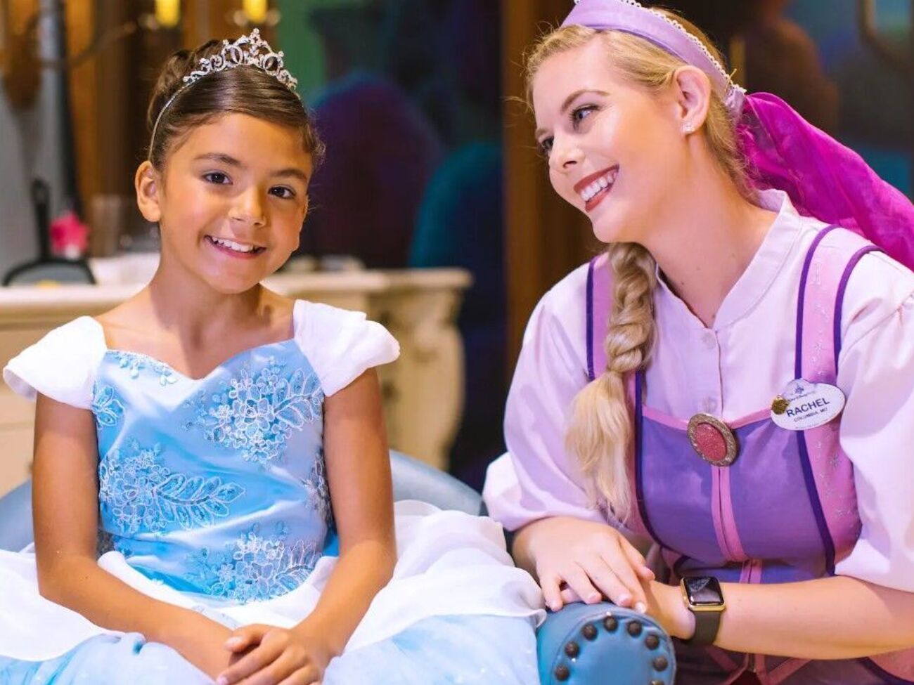 Феи-крестные в парках Disney помогали юным посетителям перевоплотиться в принцесс и рыцарей