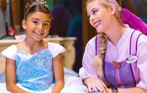 Феи-крестные в парках Disney помогали юным посетителям перевоплотиться в принцесс и рыцарей