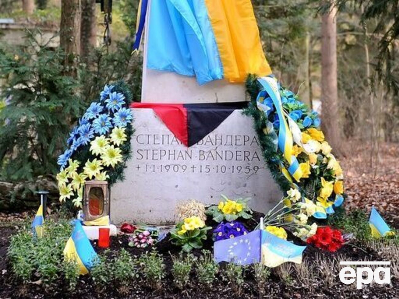 Надпись с именем Бандеры на могиле зарисовали краской