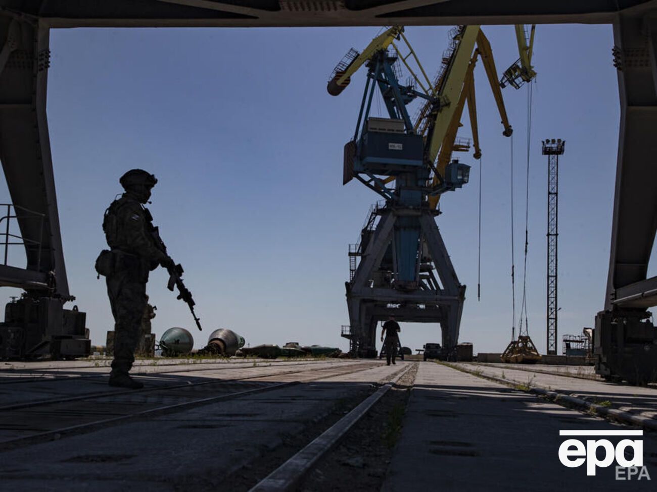Окупанти, згідно з повідомленням Андрющенка, готуються вивозити з Маріуполя вкрадене зерно